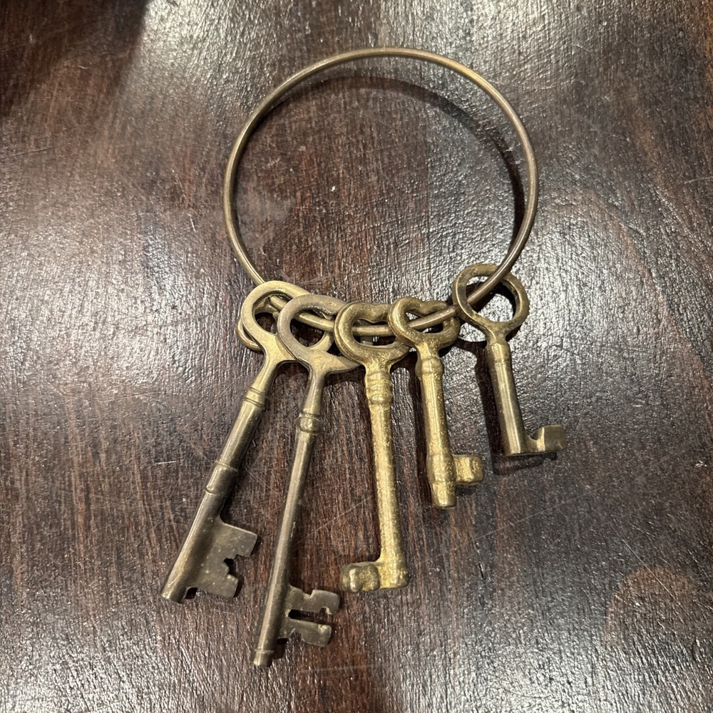Vintage Large Brass/metal Skeleton‎ Keys on Ring Decorative 5 Jail Style keys